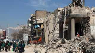 Τοίχοι πέφτουν, μαθητές ουρλιάζουν: Η στιγμή επίθεσης κοντά σε σχολείο στο Ιράν