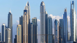 Ζημιές σε ουρανοξύστη στη μαρίνα του Ντουμπάι – Ένας νεκρός από θραύσματα πυράυλων