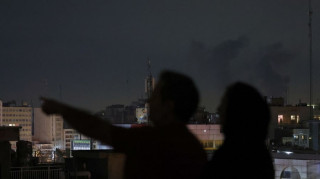 Οι IDF έπληξαν πετρελαϊκές εγκαταστάσεις στην Τεχεράνη - Ιράν: «Έτοιμοι να απαντήσουμε στις ΗΠΑ»