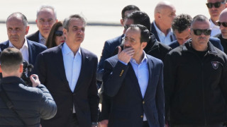 Στην Κύπρο ο Κυριάκος Μητσοτάκης: Τον υποδέχτηκε ο Χριστοδουλίδης - Ακολουθεί η τριμερής με Μακρόν