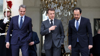 Ο Κυριάκος Μητσοτάκης προσγειώθηκε στην Κύπρο - Σε λίγο η τριμερής με Χριστοδουλίδη και Μακρόν