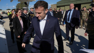 Στη Σούδα ο Μακρόν - Θα μεταφερθεί με ελικόπτερο στο Σαρλ ντε Γκώλ