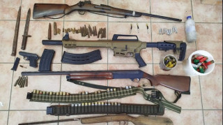 Χανιά: Όπλα και εκρηκτικά βρέθηκαν σε ποιμνιοστάσιο 26χρονου - Χειροπέδες και σε 53χρονη