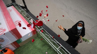 Τεχεράνη: Μνημείο με παιδικές τσάντες στη μνήμη των 168 μαθητριών που σκοτώθηκαν στη Μινάμπ