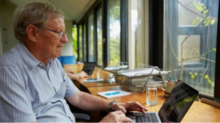 Ποιοι είναι οι δικαιούχοι του προγράμματος ψηφιακή ενδυνάμωση για ηλικιωμένους και ΑμεΑ