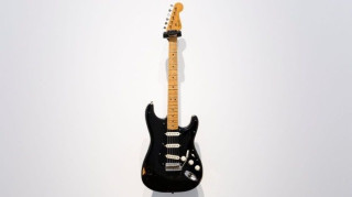 Η κιθάρα «Black Strat» πρώην μέλους των Pink Floyd η πιο ακριβή που πουλήθηκε ποτέ σε δημοπρασία