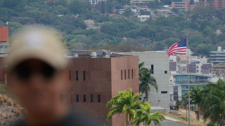 Η αμερικανική σημαία υψώθηκε στην πρεσβεία των ΗΠΑ στη Βενεζουέλα για πρώτη φορά από το 2019