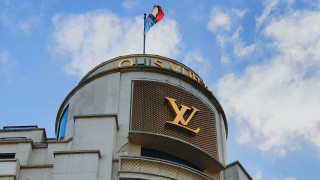 Louis Vuitton: Η εμβληματική σοκολατένια «Egg Bag» επιστρέφει με χρώμα και υψηλή αισθητική