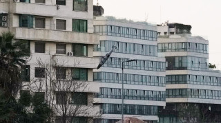 «Κόλαση» βομβαρδισμών στη Βηρυτό: Φωτογραφία καταγράφει βλήμα να πλησιάζει πολυώροφο κτήριο