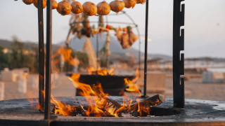 Ανοικτές φωτιές στην παραλία, wellness εμπειρίες και ηχηρά ονόματα έρχονται στη Μεσσηνία
