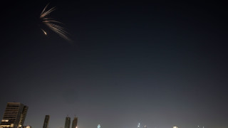 Βίντεο με τη στιγμή που οι βόμβες διασποράς εκτοξεύονται στο Ισραήλ - Χτυπήθηκε διαμέρισμα