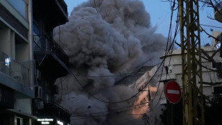 Η στιγμή που κτήριο καταρρέει μετά από ισραηλινό βομβαρδισμό στη Βηρυτό