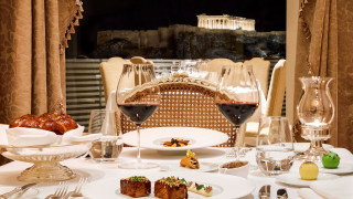 Διαχρονική μεγαλοπρέπεια και αστέρια Michelin με τον Ιερό Βράχο της Ακρόπολης σε πρώτο πλάνο