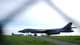 «Ναι» από τη Βρετανία στη χρήση βάσεων από τις ΗΠΑ για επιθέσεις στα Στενά του Ορμούζ