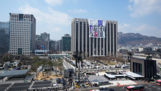 Με μωβ χρώματα καταστήματα στο κέντρο της Σεούλ αναμένουν θαυμαστές των BTS απ' όλο τον κόσμο