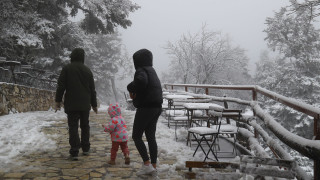 Στα «λευκά» η Πάρνηθα την πρώτη ημέρα της άνοιξης - Χιόνια στο καταφύγιο
