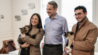 Υποδοχή Μητσοτάκη σε επαναπατρισθέντες μαζί με τα κατοικίδιά τους στο Μέγαρο Μαξίμου