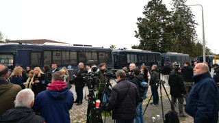 Ώρα Δικαιοσύνης για τα Τέμπη: Άνοιξαν οι πόρτες για τους συγγενείς – «Οι δικαστές να δικάσουν κωφά»