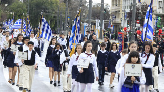 25η Μαρτίου: Μαθητές από τα σχολεία της Αθήνας παρελαύνουν στο κέντρο - Όσα κατέγραψε ο φακός