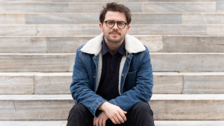 Ο Γιώργος Ψωμιάδης στο Bookreads: «Οι ήρωες μου παίζουν τυφλόμυγα μέσα σε έναν κόσμο που αλλάζει»