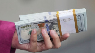 Ο Τραμπ γίνεται ο πρώτος εν ενεργεία πρόεδρος που βάζει την υπογραφή του σε χαρτονομίσματα