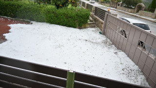 Το έστρωσε με... χαλάζι στην Χαλκιδική: Λευκό στρώμα πάγου κάλυψε τον Πολύγυρο