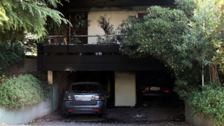 Φωτιά σε πυλωτή πολυκατοικίας στη Θεσσαλονίκη - Έφτασε στους πρώτους ορόφους το θερμικό φορτίο