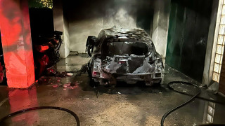 Φωτιά σε πυλωτή πολυκατοικίας στη Θεσσαλονίκη - Έφτασε στους πρώτους ορόφους το θερμικό φορτίο