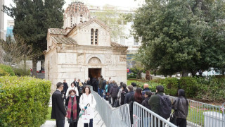 «Μια μεγάλη κυρία, δεν θα υπάρξει δεύτερη»: Ο κόσμος αποχαιρετά την Μαρινέλλα στη Μητρόπολη