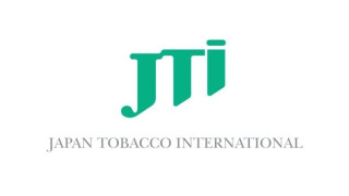 Η JTI Hellas δίνει μπόνους έως 3 μισθούς και 20 εβδομάδες επιπλέον γονικής άδειας στους εργαζόμενους