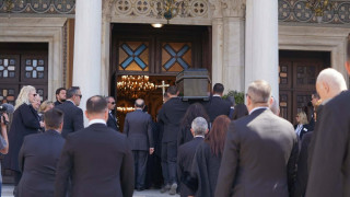 LIve από τη Μητρόπολη: Οι επικήδειοι από Αλεξίου και Νταλάρα για την μεγάλη ερμηνεύτρια Μαρινέλλα