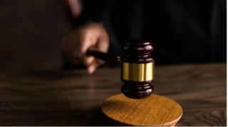 Κακοκαιρία Erminio: Πλημμύρισε το δικαστικό μέγαρο Κορίνθου - Με ομπρέλες εντός κτηρίου οι υπάλληλοι