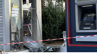 Ισχυρή έκρηξη και εκτεταμένες ζημιές σε ΑΤΜ έξω από σούπερ μάρκετ στο Μαρκόπουλο