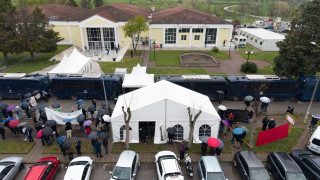 Τέμπη: Σε τεταμένο κλίμα προχωρά η δίκη – «Θέλω να δω αυτούς που άφησαν ορφανό το παιδί μου»