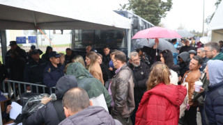 Δίκη για τα Τέμπη: Ανέβηκαν στην έδρα οι δικαστές - Ένταση με δικηγόρους και συγγενείς