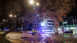 Η κακοκαιρία Erminio σαρώνει τη χώρα: Νεκρός άνδρας στη Νέα Μάκρη, έπεσε γέφυρα στον Πόρο