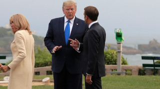 Τραμπ για Μακρόν: «Η γυναίκα του, του φέρεται πολύ άσχημα - Ακόμα αναρρώνει από το δεξί στο σαγόνι»