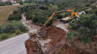 Πάνω από 5 μέτρα η τρύπα που άνοιξε στη Μαραθώνος - Έπεσε δέντρο κι έσπασε το ρέμα