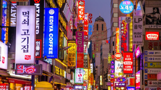 Η «Times Square» της Σεούλ χάνει τη λάμψη της - Μειώνει τη φωτεινότητα των εμβληματικών οθονών της