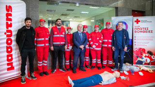 Ο Ελληνικός Ερυθρός Σταυρός παρουσίασε τη χρήση αυτόματου εξωτερικού απινιδωτή στο Μετρό Συντάγματος