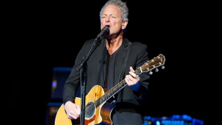 Ο Λίντσεϊ Μπάκιγχαμ δέχθηκε επίθεση από γυναίκα στη Σάντα Μόνικα