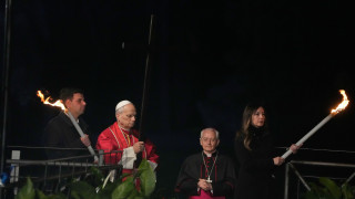 Ο Πάπας Λέων ΙΔ΄ σήκωσε τον σταυρό στην πομπή της Μεγάλης Παρασκευής - Πρώτη φορά εδώ και δεκαετίες