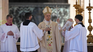 «Όποιος φέρει όπλα ας τα καταθέσει. Όποιος προκαλεί πολέμους, ας επιλέξει την ειρήνη» λέει ο Πάπας