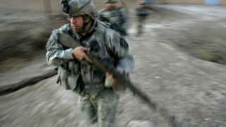 CNNi: Η ριψοκίνδυνη διάσωση του αμερικανού πιλότου - Κρυβόταν σε μια σχισμή στο βουνό