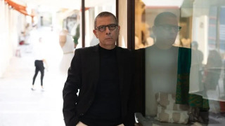 Ανάμεσα στη νύχτα και την τρυφερότητα: Ο Θάνος Σταθόπουλος γράφει την αυτοβιογραφία μιας γενιάς