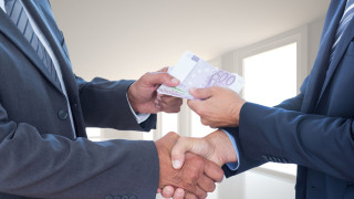 Ευρωβαρόμετρο: Το 97% των Ελλήνων πιστεύουν ότι υπάρχει διαφθορά στη χώρα τους