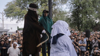 Ινδονησία: Μαστίγωσαν ζευγάρι με 100 χτυπήματα επειδή είχε προγαμιαία σχέση