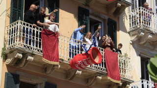 Από τους Μπότηδες... στα αερόστατα: «Ταξίδι» στα πιο εντυπωσιακά πασχαλινά έθιμα της Ελλάδας