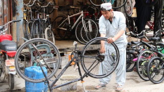 Στροφή στα... ποδήλατα και τα ηλεκτρικά οχήματα στο Πακιστάν λόγω των τιμών στα καύσιμα