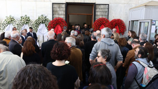 Το τελευταίο «αντίο» στον γιο της Θεανούς Φωτίου